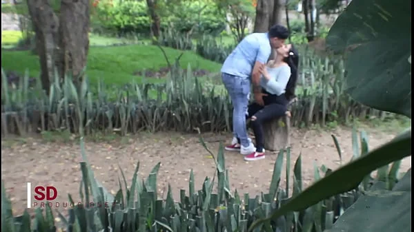 ESPIANDO A UNA PAREJA EN EL PARQUE PUBLICO