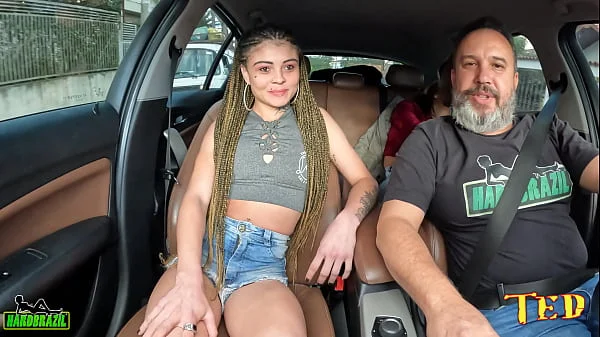 Mirella Dias mais uma iniciante novinha entra aprontando dentro do carro mais famoso do Brasil